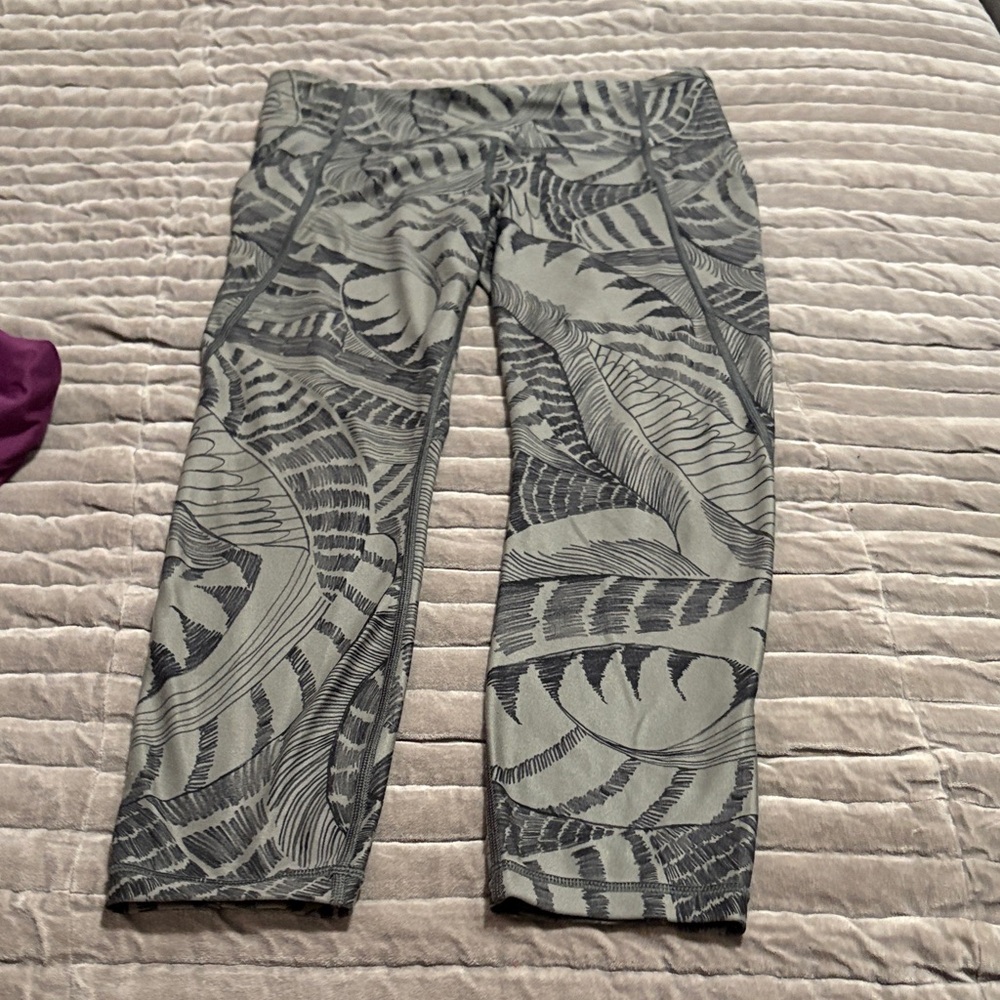 Athlete Printed Gray & Black Cropped Leggings